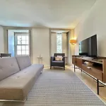 Charming Studio, Ideal For Smaller Groups Apartment *