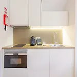 Charming Studio, Ideal For Smaller Groups Apartment *