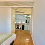 Charming Studio, Ideal For Smaller Groups *