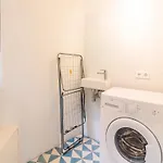 Charming Studio, Ideal For Smaller Groups Apartment *